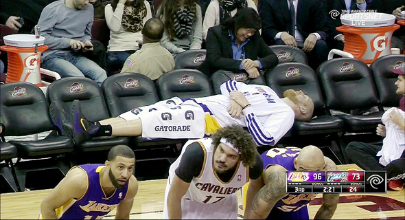 שחקן NBA מנמנם על הספסל. כדורסלנים רצים 13% יותר מהר אחרי שינה של 8.5 שעות