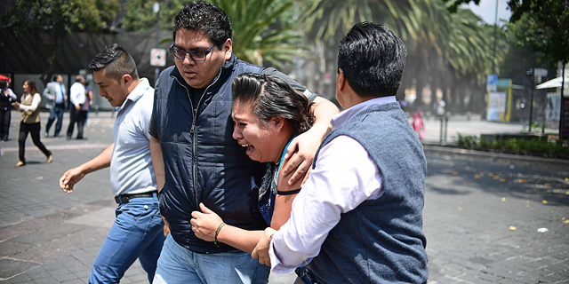 חופרים בין ההריסות במקסיקו סיטי: &quot;מייחלים לקולות חיים&quot;