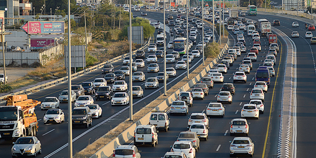 קיצור תולדות הפקק: מספר המכוניות זינק ב-84% מאז שנת 2000, אורך הכבישים גדל רק ב-19%