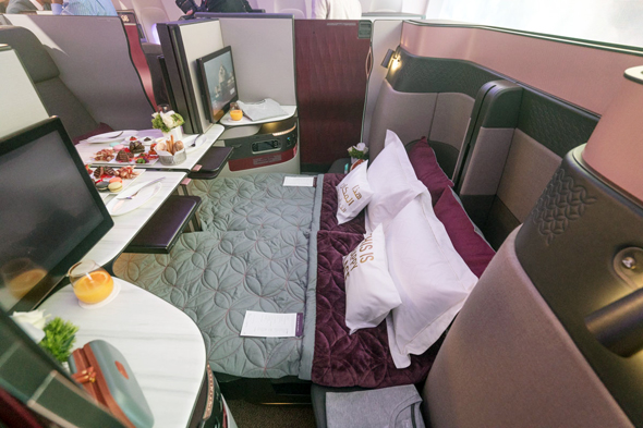 המבנה כולל גם מחיצות ליצירת חדר שינה פרטי עם מסכי בידור, צילום: Qatar Airways