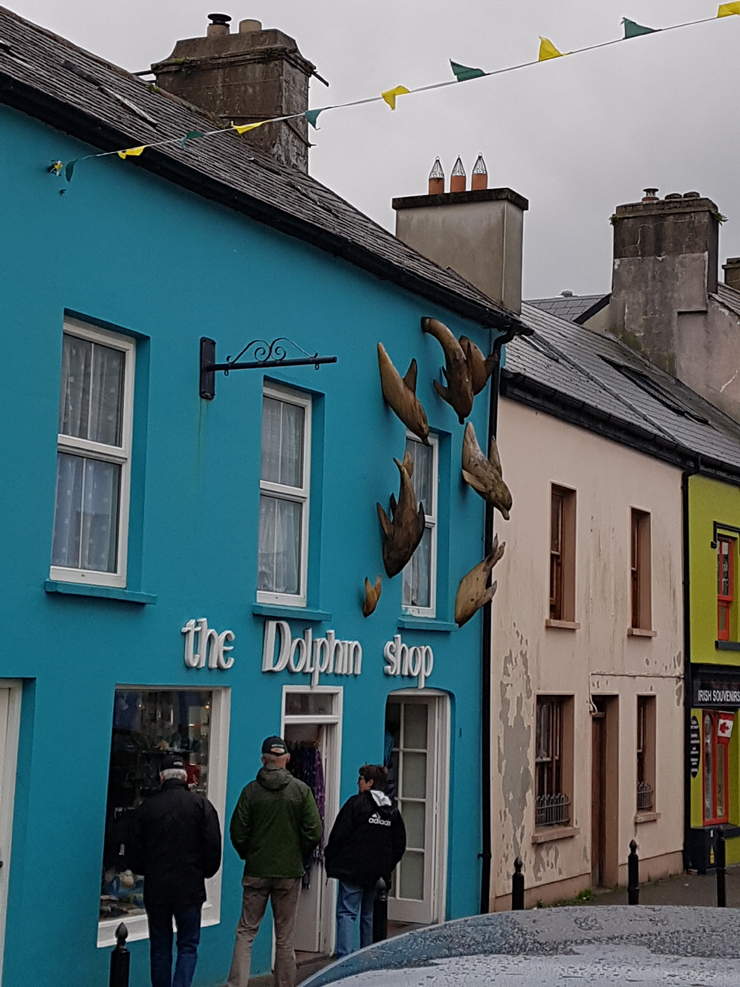חנות ועליה "דולפינים" בעיירה Dingel,  צילום: דוד הכהן
