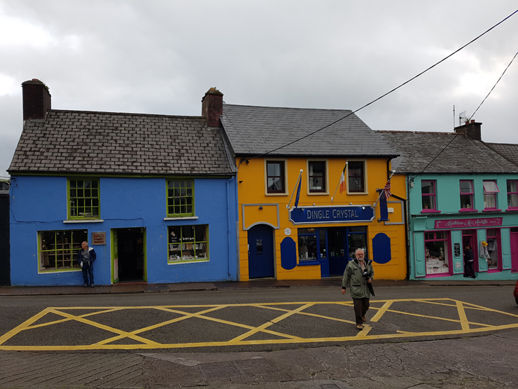 חנויות צבעוניות בעיירה Dingel