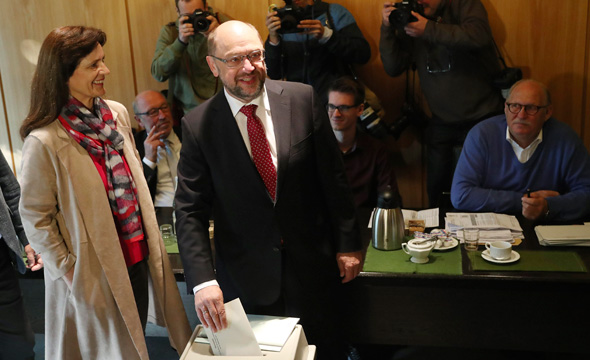 מרטין שולץ ראש המפלגה הסוציאל דמוקרטית מצביע הבוקר בעיר Wuerselen