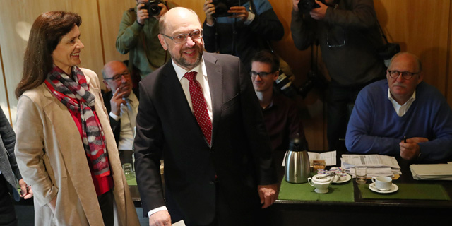 מרטין שולץ ראש המפלגה הסוציאל דמוקרטית מצביע הבוקר בעיר Wuerselen, צילום: אי פי איי