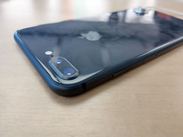 האייפון החדש נאה, אך גב הטלפון לוכד טביעות אצבע בנקל