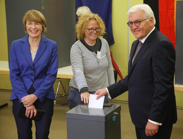 נשיא גרמניה פרנק ואלטר שטיינמאייר ואשתו אלקה מצביעים לבונדסטאג , צילום: אי פי איי