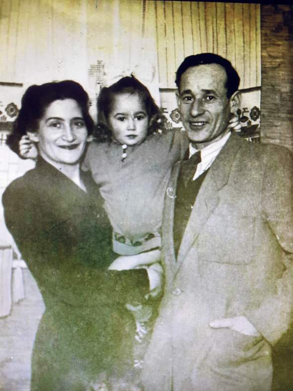 1947. ציפי פינס בילדותה עם אמה רינה ואביה אברהם