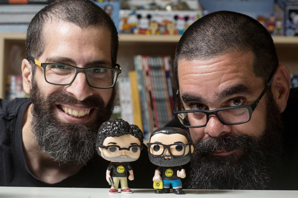יובל שרון (מימין)ודני אמיתי, בעלי החנות קומיקס וירקות, עם בובות בדמותם. "הפופים נהפכו לנתח ניכר מהמכירות שלנו"