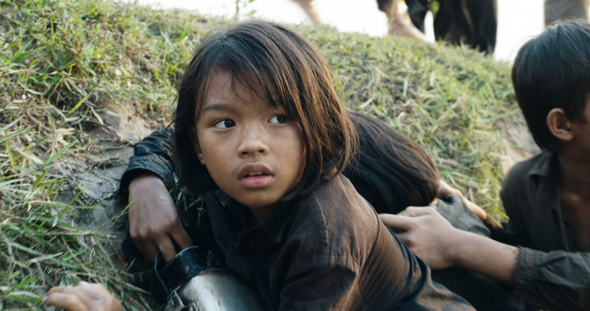גיבורת הסרט בדמותה של לוחמת זכויות האדם לואנג אונג. למטה: אנג'לינה ג'ולי