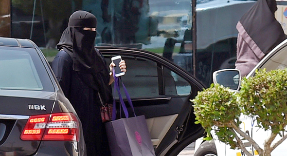 אשה סעודית במכונית