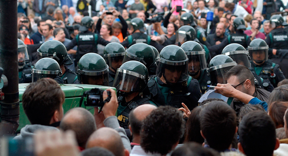 עימותים עם משטרת ספרד במהלך משאל העם ב-Sarria de Ter בקטלוניה