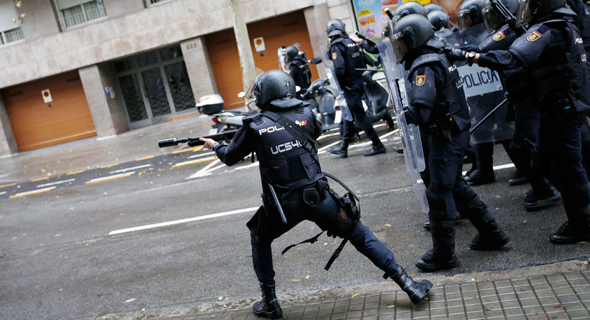 שוטרים יורים לעבר מצביעים בברצלונה , צילום: איי פי