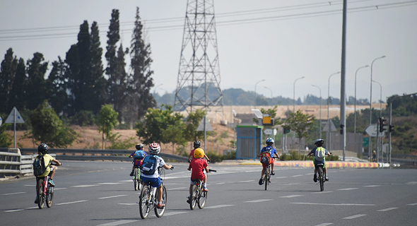 Kids riding their bikes on an Israeli highway on Yom Kippur. Photo: Yair Sagi