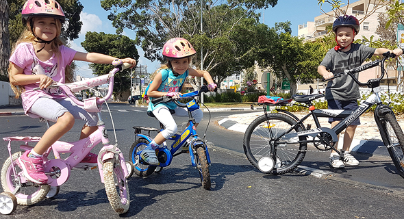  Kids riding their bikes on Yom Kippur in Jerusalem