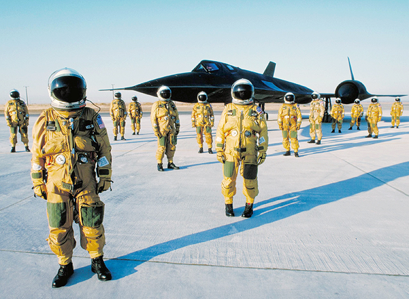 "הציפור השחורה", המטוס המהיר בעולם, מוקף באנשי צוות