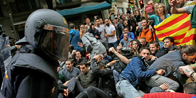התנגשויות בין שוטרים למפגינים בקטלוניה , צילום: איי פי