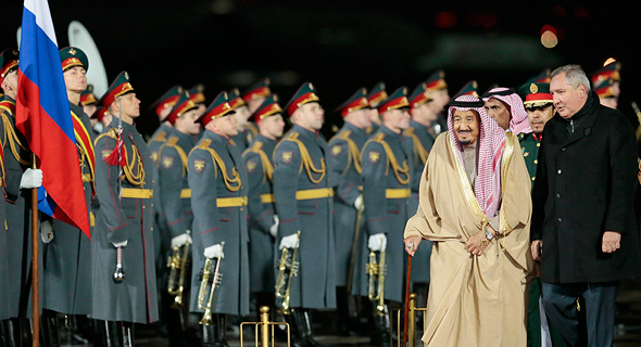 סלמאן, מלך סעודיה, מתקבל ברוסיה על ידי משמר כבוד