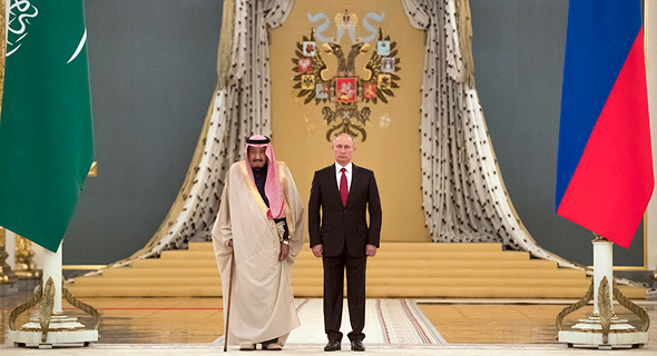 נשיא רוסיה ולדימיר פוטין מקבל את מלך סעודיה ל רוסיה, צילום: איי פי