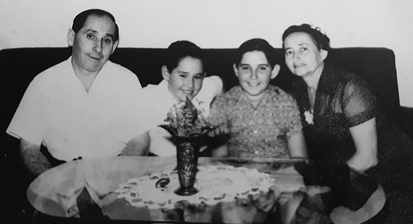 1957. אליקים רובינשטיין בן ה־10 עם הוריו מרדכי ושפרה ואחיו אבי (7), בביתם בגבעתיים