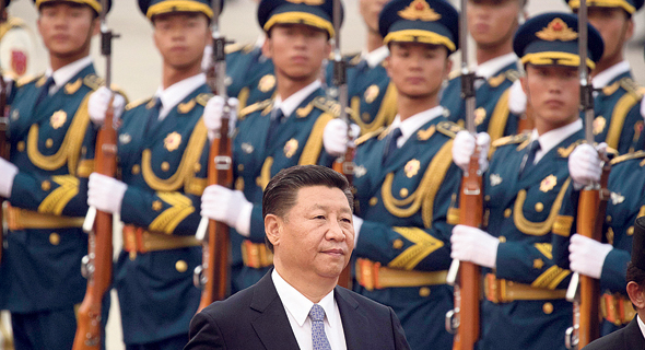 נשיא סין, שי ג'ינפינג, צופה במשמר כבוד. "ארצות הברית לא היתה מושלמת כמעצמה עולמית, אבל העולם שסין תחלוש עליו יהיה גרוע יותר" 