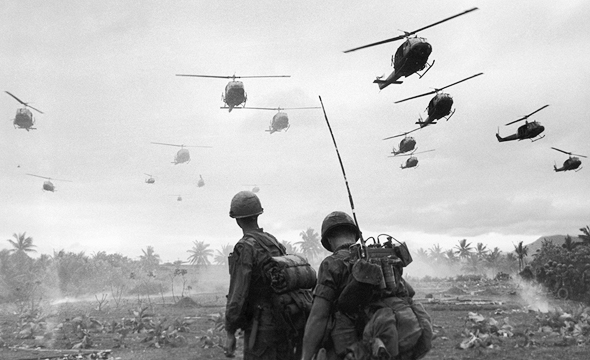 מסוקים אמריקאיים חוזרים מהפצצה במלחמת וייטנאם. מקוי: "הממד החשאי מייחד את ההגמוניה האמריקאית" 