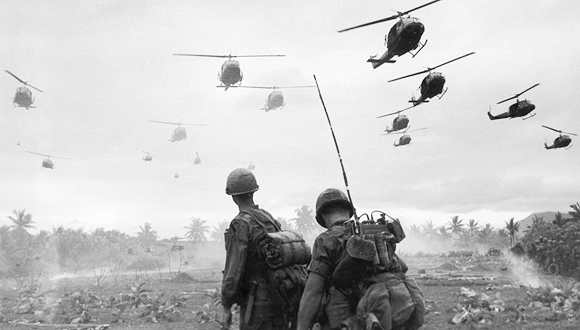  מסוקים אמריקאיים חוזרים מהפצצה במלחמת וייטנאם, צילום: גטי אימג'ס