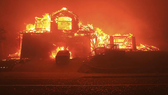 בתים עולים באש בקליפורניה, צילום: איי פי