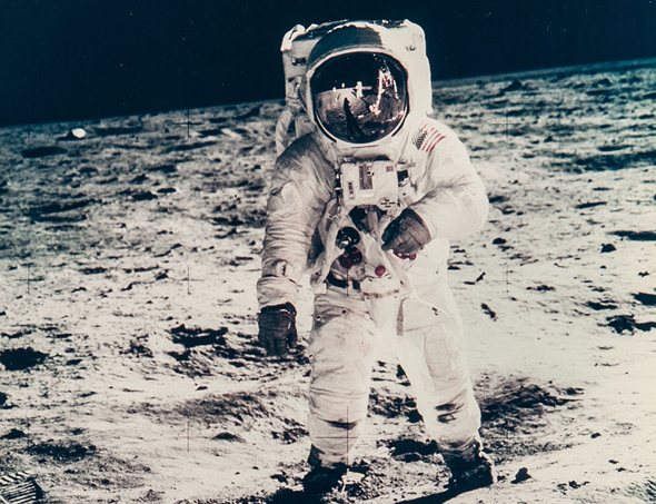 באז אולדרין על הירח (אפולו 11), 1969. מחיר משוער: 1,200-1,800 דולר