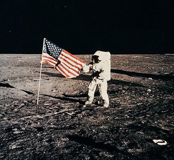 האסטרונאוט פיט קונרד על הירח, אפולו 12, 1972. מחיר משוער: 2,000-3,000 דולר, צילום: NASA