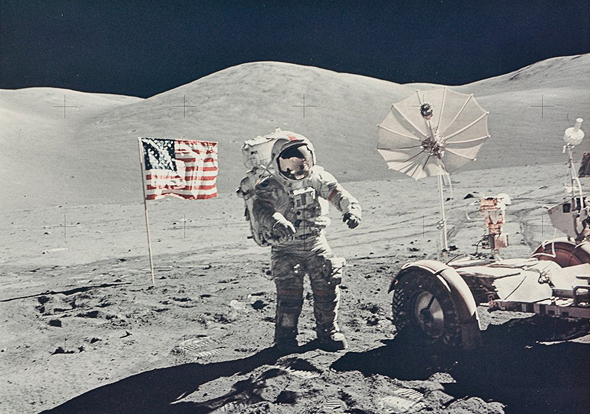 האסטרונאוט יוג'ין סרנן, האדם האחרון שדרך על הירח, אפולו 17, 1972. מחיר משוער: 3,000-5,000 דולר