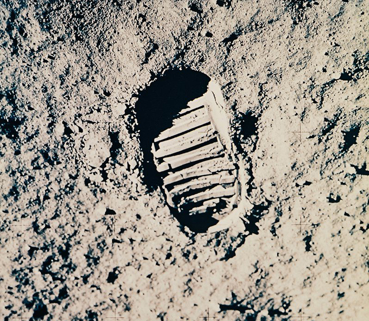 טביעת הנעל של האסטרונאוט באז אולדרין על הירח, 1969. מחיר משוער:  800-1,200 דולר