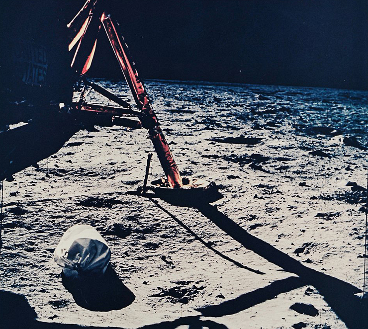 הצילום הראשון על הירח,  אפולו 11, 1969. מחיר משוער: 700-900 דולר