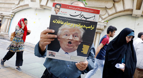 דונלד טראמפ על שער עיתון איראני, צילום: אי פי איי