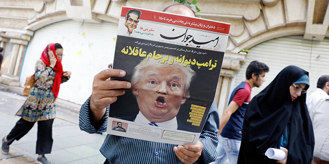 טראמפ על שער עיתון איראני בסוף השבוע, צילום: אי פי איי