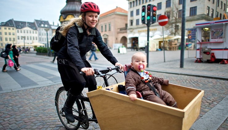 רוכבת אופניים בקופנהאגן