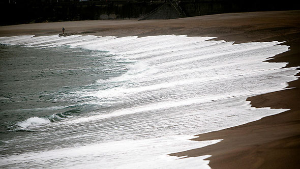 תנאים מסוכנים בים ופוטנציאל להצפות. חוף ים בבריטניה, צילום: אי פי איי