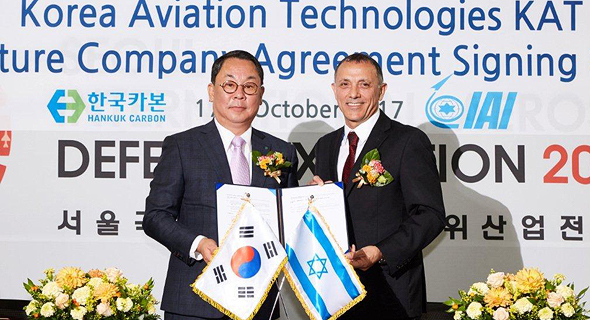 מימין: שאול שחר סמנכ"ל בתעשייה האווירית מון-שו צ'ו מנכ"ל Hankuk Carbon בטקס החתימה