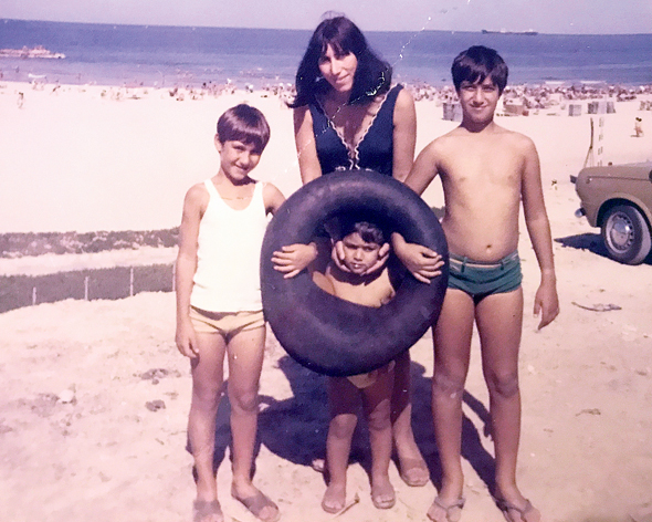 1974. קובי חקק בן ה־5 עם אמו שמחה ואחיו דודי (14) ואבי (10) בחופשה באילת