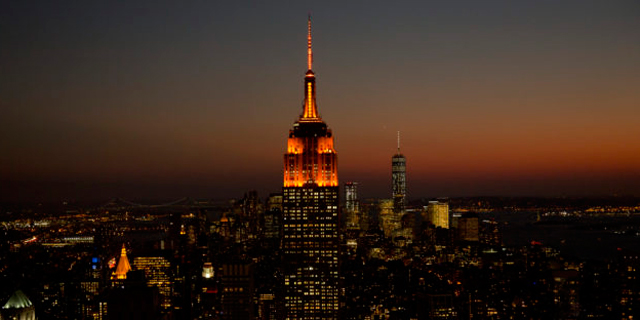האמפייר סטייט בילדינג בניו יורק מואר בכתום, צבעו של המותג, צילום: NYCDC