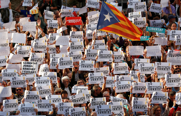 מפגינים בברצלונה. המשטרה מסרה כי 450 אלף איש יצאו לרחובות, צילום: רויטרס