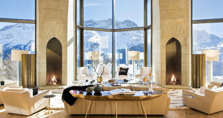 החלונות שמתפרשים מהרצפה עד התקרה הם בגובה של יותר מ-10 מטרים, ומספקים נוף מרהיב של האלפים השווייצריים