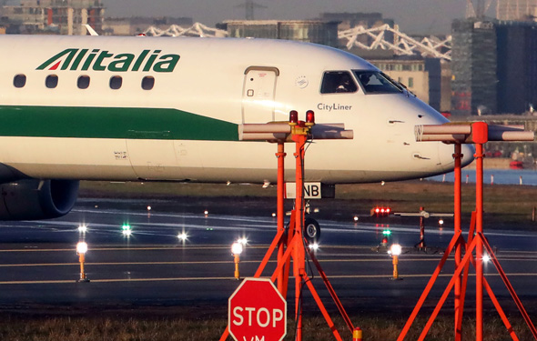 מטוס של אליטליה. הלוואת הגישור שהעבירה הממשלה לחברת התעופה עומדת על 900 מיליון יורו, צילום: בלומברג