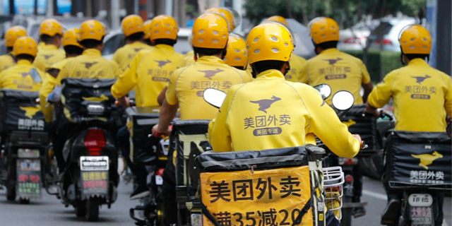 שליחים על אופנוע הם הפועלים החדשים של סין