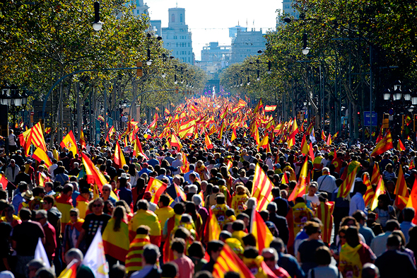 מפגינים בברצלונה בעד איחוד ספרד עם קטלוניה