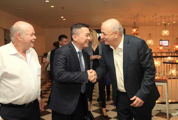 יצחק תשובה, מנכל הבורסה הסינגפורית Loh Boon Chye, וגבי לסט, בכנס, צילום: אוראל כהן