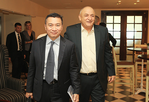 יצחק תשובה ו Loh Boon Chye מנכל הבורסה הסינגפורית , צילום: אוראל כהן