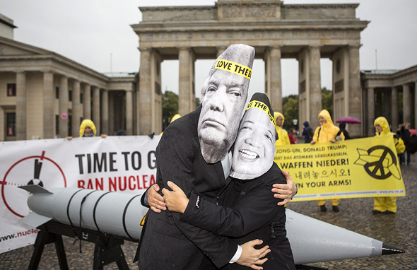 מפגינים מחופשים ל דונלד טראמפ ו קים ג'ונג און ב ברלין, צילום: איי פי