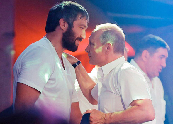 אלכס אובצ'קין שחקן הוקי עם ולדימיר פוטין 