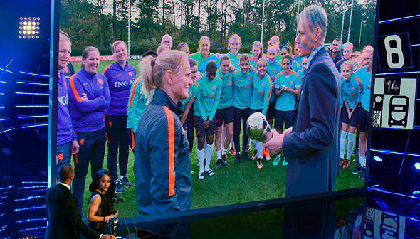 סרינה וינגמן, מאמן נבחרת הולנד, מקבלת את פרס דה בסט של פיפ"א. הקבלה הוקרנה בווידאו מאחר שהטקס התקיים בפגרה הבינלאומית של הנשים
