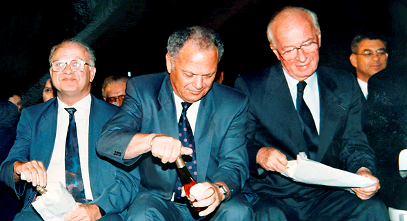 וינשל (במרכז) עם ראש הממשלה יצחק רבין ושר המסחר והתעשייה מיכה חריש, 1995. "מנכ"ל היה אז כמו טייקון", צילום רפרודוקציה: עמית שעל